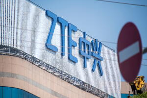 El logo de la compañía ZTE en un edificio en Shanghái.