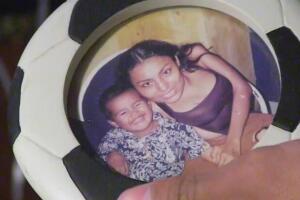 Juan González se gradúa con honores para honrar la memoria de su madre