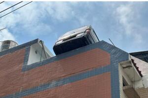 historia_auto_en_edificio