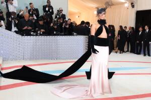 Jennifer López llegó a la Met Gala 2023 con este vestido Ralph Lauren. 