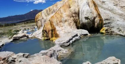 <b>Travertine Hot Springs ofrece un <a href="https://www.univision.com/local/fresno-kftv/estas-son-los-mejores-lugares-para-darte-un-bano-con-aguas-termales-en-california-fotos" target="_blank">baño termal </a>al aire libre y gratis</b>. Son cuatro piscinas calientes naturales, a una temperatura promedio de 102ºF, las que están ubicadas muy cerca de la ciudad de Bridgeport, en el condado de Mono, la belleza del lugar promete una experiencia inolvidable. Saliendo de Fresno, son al menos 5 horas en vehículo en dirección hacia la montaña. Puedes acceder por la carretera 395, pero debes poner mucha atención a la ruta, puesto que el camino no está bien señalizado.