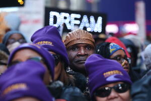 Cientos de personas manifiestan luego de presuntos comentarios peyorativos del presidente Donald Trump sobre Haití y países africanos durante una reunión sobre inmigración. 