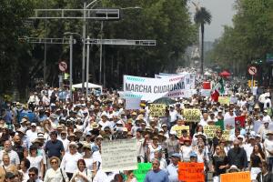 Miles de mexicanos marchan por desacuerdo de políticas de nuevo gobierno