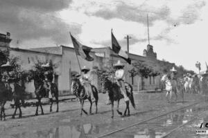 Maderistas entrando en Torreón en mayo de 1921. Imagen es del acervo fotográfico de Hartfot H. Miller del Archivo Municipal e Instituto de Investigación Histórica Eduardo Guerra de Torreón, Coahuila. 