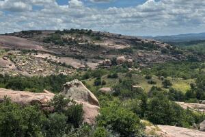 mujer tercera edad senderista desaparecida muerta parque enchanted rock fredericksburg texas