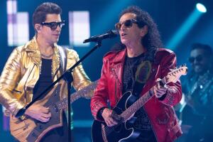 Alex Lora cantando ´Triste Canción´ junto a Yahir - Juego de Voces 2025