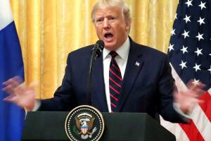 El presidente Trump responde una pregunta de los medios durante una conferencia de prensa con el presidente finlandés Sauli Niinisto