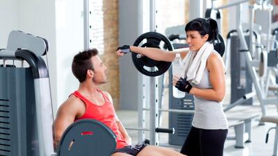 6 ideas sutiles para acercarse a un chico en el gym | Estilo de Vida Parejas | Univision 6 ideas sutiles para acercarse a un chico en el gym | Estilo de Vida Parejas | Univision