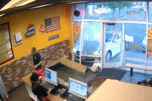 Auto destroza pizzería en Sandy Utah
