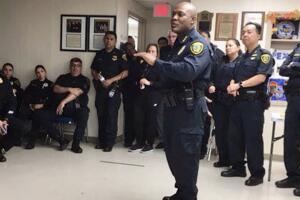 GALERIA POLICIAS/rezopoliciaHouston3.jpg