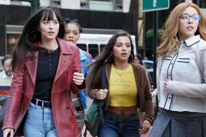 Dakota Johnson y Sydney Sweeney en la película Madame Web Grosby.jpg