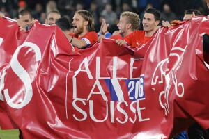 Los suizos celebran su clasificación a la Eurocopa.