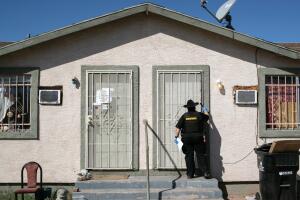 Miles de desalojos por orden judicial continúan en todo el país a pesar de una moratoria de los Centros para el Control de Enfermedades (CDC) para inquilinos afectados por la pandemia de coronavirus. Aunque los funcionarios estatales y del condado dicen que han tratado de educar al público sobre las protecciones, muchos inquilinos no lo saben y no completan los formularios necesarios para permanecer en sus hogares.