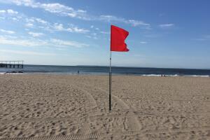 Pocos neoyorquinos visitan Coney Island por alerta de tormenta Hermine 