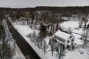 Casas cubiertas de nieve tras una tormenta invernal en Stony Brook, Nueva York.