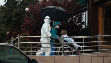 Centro para ancianos que dan positivos por coronavirus no tiene aire acondicionado en momentos que se avecina una ola de calor 