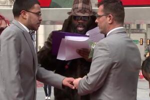Parejas se casan en LOVE Park en SV 