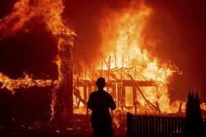 Arrestan cuatro sospechosos de provocar incendios en Los Ángeles, entre ellos un hispano