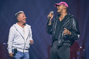 Ricardo Montaner con Manuel Medrano en los Latin AMAs 2024