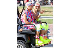 Margot Robbie y Ryan Gosling set de Barbie Grosby.jpg