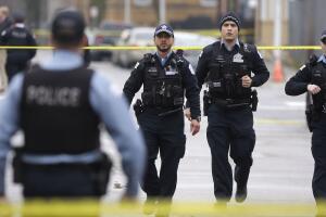 Policía de Chicago investiga una escena de un crimen.