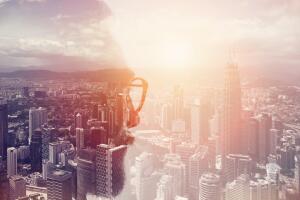 Hombre mirando a la ciudad