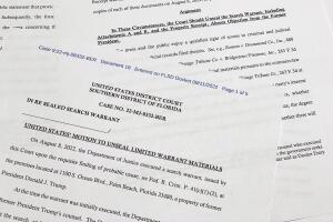 Documento de la moción presentada por el Departamento de Justicia solicitando la Corte del Distrito Sur de Florida liberar la orden de allanamiento a la casa de Donald Trump ejecutada por el FBI.