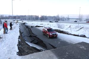 Camioneta sobrevive terremoto de 7.0 grados en Alaska
