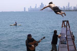 Chofer saltó 365 veces al Lago Michigan.