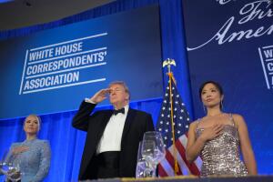 Trump cena corresponsales
