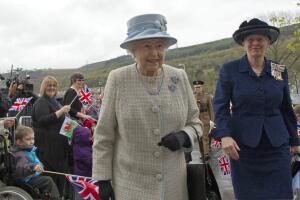reina-isabel-II-Aberfan-