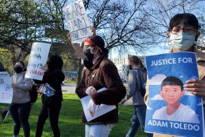 Latinos en Chicago se movilizan para protestar por la muerte de Adam Toledo, baleado por la policia