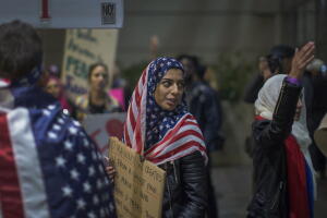 Una mujer cubierta con la bandera de EEUU como el típico velo de las mujeres musulmanas en una manifestación en San Diego, California, en contra de la prohibición de viajar a ciudadanos de ciertos países de mayoría musulmana que Donald Trump impulsó. 