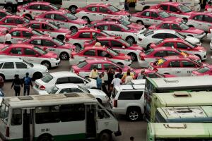 Protesta de taxistas en Ciudad de México contra plataformas digitales