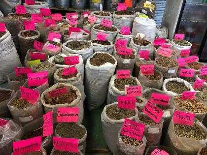 El uso de estas plantas se remonta desde la época prehispánica y se les adjudica la cura de varios males, pero lo "natural" no significa que sea seguro, porque pueden causar efectos secundarios o incluso interferir con medicinas recetadas que esté tomando.
