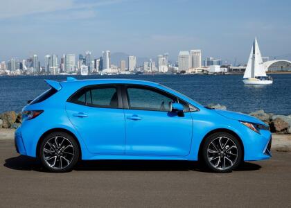 En la edición 2019, el Corolla recibe un nuevo diseño para su variante hatchback y adopta un motor de mayor capacidad con el objetivo de atraer al público más joven. La versión sedán se mantiene igual, pues se encuentra a las puertas de una actualización sustancial para el próximo año. Toyota es uno de los fabricantes que se caracteriza por la durabilidad de sus vehículos, además de siempre tener la intención de ofrecer más por menos. De ahí su gran popularidad dentro del mercado de los Estados Unidos.