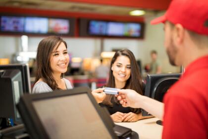 <b>Puesto 19. Trabajadores de establecimientos de entretenimiento y relacionados. </b>Ganaron en promedio 27,196 dólares en 2018. Estos son los empleados no especializados de los parques, cines, teatros y casinos, entre otros. Los 85,000 trabajadores de esta industria ganaron un promedio de 523 dólares por semana en 2018, muy por debajo de la mediana semanal del pais (900 dólares, el equivalente a 46,800 al año).