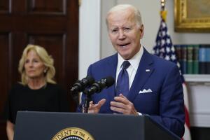El presidente Joe Biden, acompañado de la primera dama, Jill Biden, habla tras la masacre de estudiantes en Uvalde, Texas, el 24 de mayo de 2022.