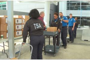 ayudas empleados federales aeropuerto Miami cierre gobierno EEUU