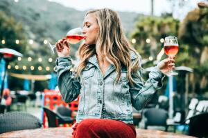 mujer-tomando-vino2.jpg