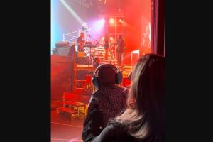 León, hijo de Carlos Rivera y Cynthia Rodríguez, en concierto de su papá