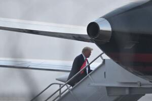 Trump aborda el avión en Atlanta para regresar a Nueva York tras ser fichado en la cárcel de Fulton.