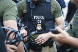 ICE ha estado realizando operativos contra indocumentados en Chicago.