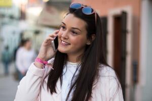 mujer hablando por su smartphone.jpg
