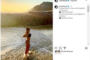 Salma Hayek fue fotografiada así por su hija Valentina.