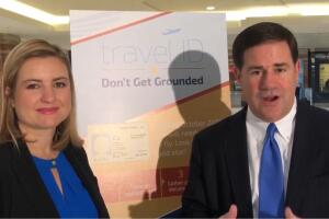 La alcaldesa de Phoenix Kate Gallego y el gobernador de Arizona, Doug Ducey.