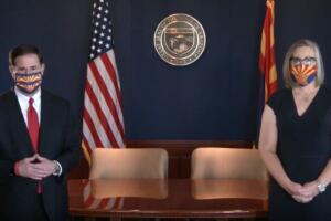 El gobernador Doug Ducey y la Secretaria de Estado Katie Hobbs