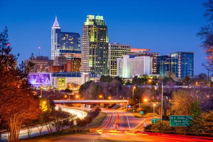 <b>Puesto 10: Raleigh, Carolina del Norte. </b>Esta capital estatal es una ciudad universitaria con velocidades de internet superiores a la media, y muchos parques. Es conocida por su escena musical y sus cervecerías artesanales. En el centro de la ciudad hay dos importantes zonas de restaurantes y tiene muchas rutas de senderismo y ciclismo para los entusiastas de las actividades al aire libre.