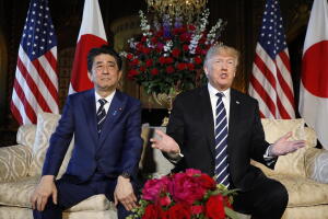 El primer ministro japonés Shinzo Abe y el presidente estadounidense Donald Trump, en el club Mar-a-Lago, en Palm Beach, Florida.