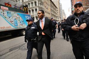 El concejal neoyorquino Ritchie Torres es arrestado junto a otros activistas durante una manifestación el 20 de abril del 2017 en Nueva York.